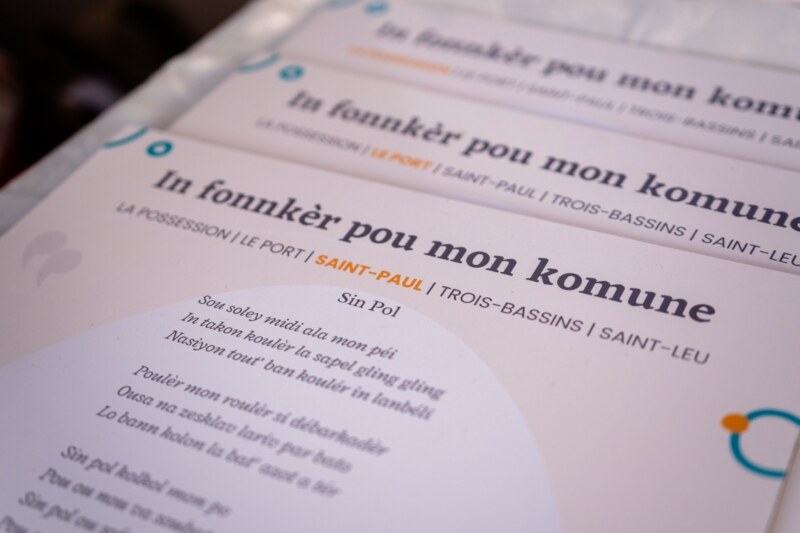 La médiathèque de Saint-Gilles-les-Bains accueille l’exposition itinérante «In fonnkèr pou mon komune » réalisée par l’École Artistique Intercommunale de l’Ouest ce vendredi 30 juin 2023. La Vice-présidente du TCO en charge de la Culture, Roxanne PAUSE-DAMOUR, , également Conseillère municipale de Saint-Paul, participe à cet événement.