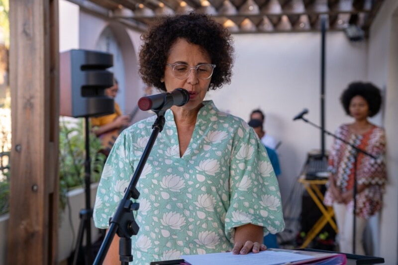 La médiathèque de Saint-Gilles-les-Bains accueille l’exposition itinérante «In fonnkèr pou mon komune » réalisée par l’École Artistique Intercommunale de l’Ouest ce vendredi 30 juin 2023. La Vice-présidente du TCO en charge de la Culture, Roxanne PAUSE-DAMOUR, , également Conseillère municipale de Saint-Paul, participe à cet événement.