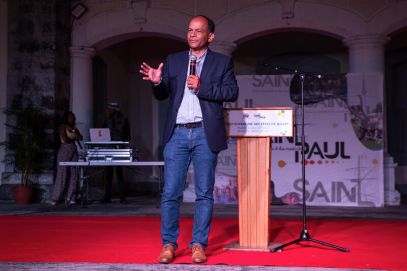 Le Maire de Saint-Paul, Emmanuel SÉRAPHIN, lance officiellement les Fêtes de Juillet depuis la Maison Gran Kour ce mardi 4 juillet 2023 en présence des acteurs économiques. Cet événement historique fera une nouvelle fois rayonner notre commune, du 6 au 16 juillet, tant avec la braderie au centre-ville qu'au parc Expobat avec la fête foraine et les concerts.