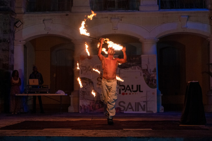 Le Maire de Saint-Paul, Emmanuel SÉRAPHIN, lance officiellement les Fêtes de Juillet depuis la Maison Gran Kour ce mardi 4 juillet 2023 en présence des acteurs économiques. Cet événement historique fera une nouvelle fois rayonner notre commune, du 6 au 16 juillet, tant avec la braderie au centre-ville qu'au parc Expobat avec la fête foraine et les concerts.