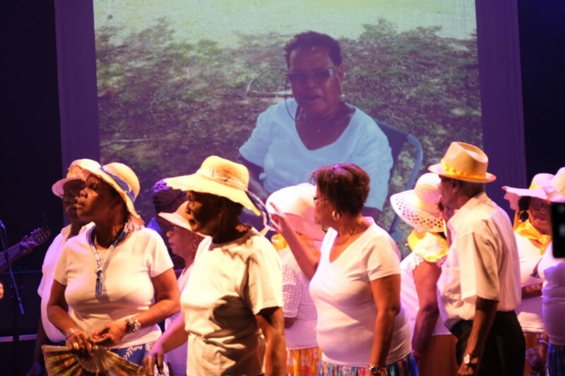 Léspas culturel Leconte-de-LISLE accueille ce mercredi 5 juillet 2023 la restitution du projet Somin maloya gramounes. Un rendez-vous initié par cette structure en collaboration étroite avec Saint-Paul, Ville Amie des Aînés. L’objectif central : mettre en lumière ces zarboutan à travers le maloya et la musique. L’Adjoint, Alexis POÏNIN-COULIN, y assiste également.