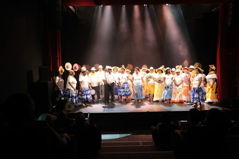 Léspas culturel Leconte-de-LISLE accueille ce mercredi 5 juillet 2023 la restitution du projet Somin maloya gramounes. Un rendez-vous initié par cette structure en collaboration étroite avec Saint-Paul, Ville Amie des Aînés. L’objectif central : mettre en lumière ces zarboutan à travers le maloya et la musique. L’Adjoint, Alexis POÏNIN-COULIN, y assiste également.