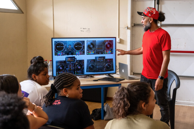 Apprendre à devenir DJ, se servir d’une imprimante 3D, jouer au handball ou au volley-ball… Les adolescents inscrits aux Vac’Ados pratiquent des activités diversifiées dans le cadre de ces six séjours organisés spécialement pour eux dans les Bassins de vie.
