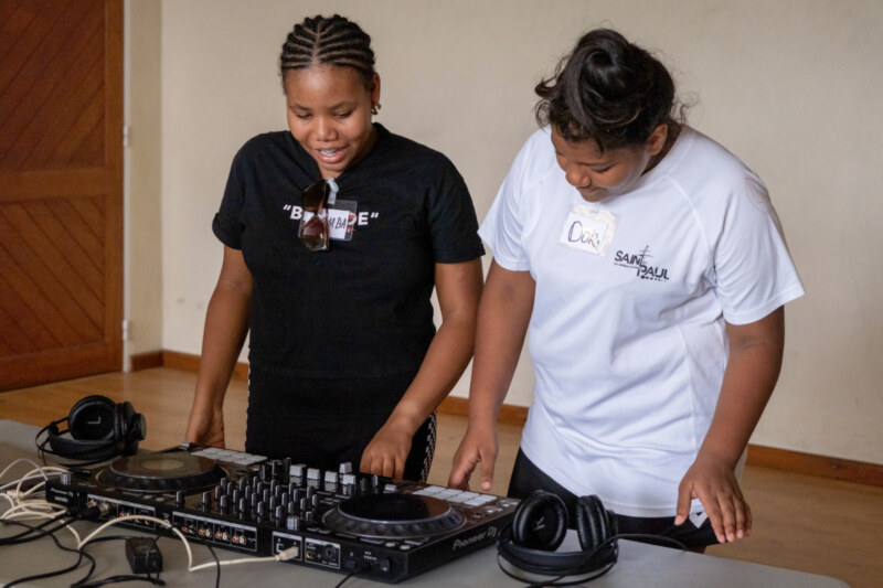 Apprendre à devenir DJ, se servir d’une imprimante 3D, jouer au handball ou au volley-ball… Les adolescents inscrits aux Vac’Ados pratiquent des activités diversifiées dans le cadre de ces six séjours organisés spécialement pour eux dans les Bassins de vie.