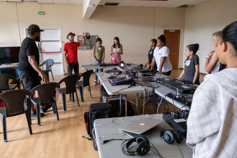 Apprendre à devenir DJ, se servir d’une imprimante 3D, jouer au handball ou au volley-ball… Les adolescents inscrits aux Vac’Ados pratiquent des activités diversifiées dans le cadre de ces six séjours organisés spécialement pour eux dans les Bassins de vie.