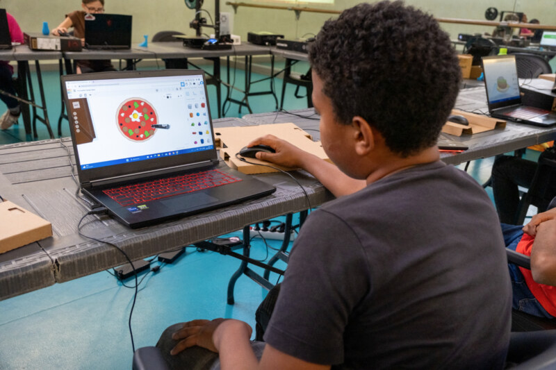 Apprendre à devenir DJ, se servir d’une imprimante 3D, jouer au handball ou au volley-ball… Les adolescents inscrits aux Vac’Ados pratiquent des activités diversifiées dans le cadre de ces six séjours organisés spécialement pour eux dans les Bassins de vie.