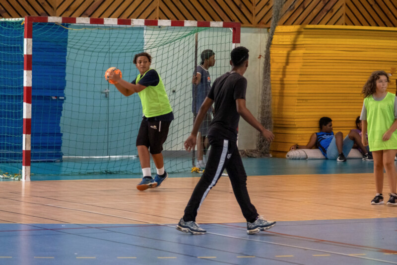 Apprendre à devenir DJ, se servir d’une imprimante 3D, jouer au handball ou au volley-ball… Les adolescents inscrits aux Vac’Ados pratiquent des activités diversifiées dans le cadre de ces six séjours organisés spécialement pour eux dans les Bassins de vie.