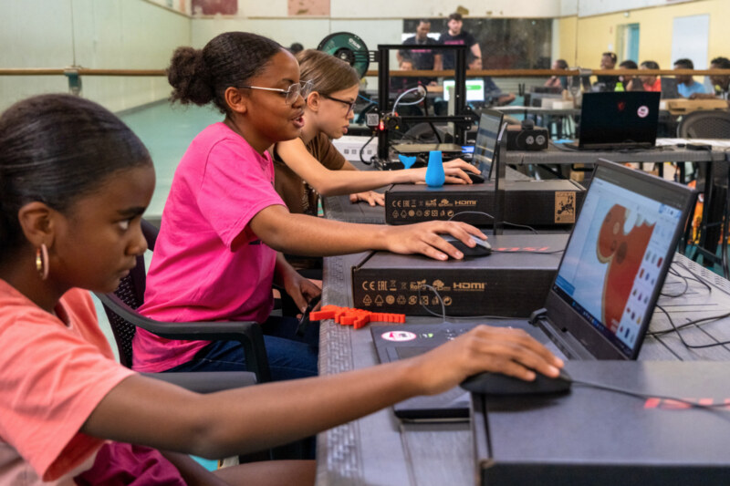 Apprendre à devenir DJ, se servir d’une imprimante 3D, jouer au handball ou au volley-ball… Les adolescents inscrits aux Vac’Ados pratiquent des activités diversifiées dans le cadre de ces six séjours organisés spécialement pour eux dans les Bassins de vie.