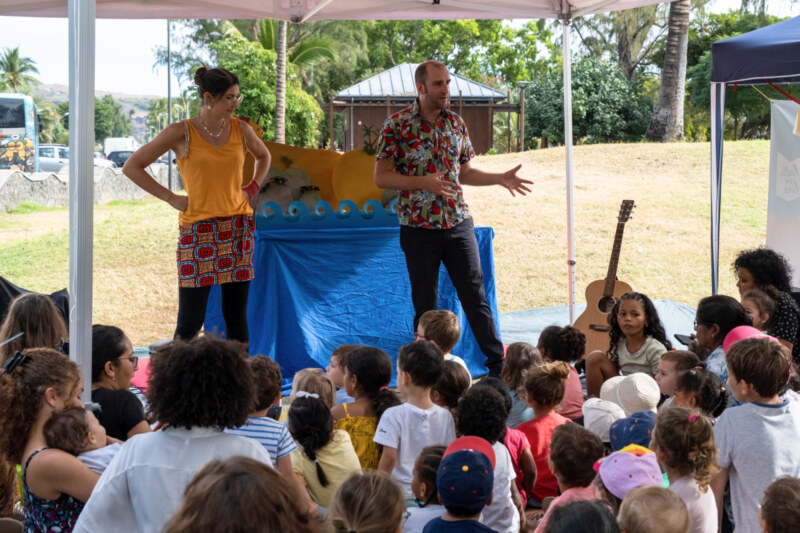 La manifestation, Partir en livre-Livr'Anlèr, continue jusqu'au 22 juillet 2023, de 10 heures à 16 heures, au Jardin de Mahatma-GANDHI sur le front de mer (à proximité de la grande roue). Bibliothèque éphémère, ateliers, lectures animées et jeux péi vous attendent en cette période de vacances scolaires.