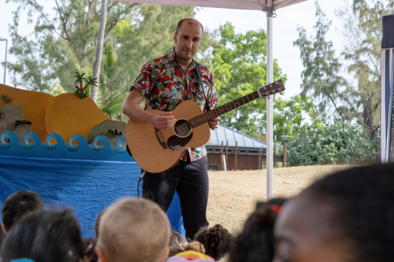 La manifestation, Partir en livre-Livr'Anlèr, continue jusqu'au 22 juillet 2023, de 10 heures à 16 heures, au Jardin de Mahatma-GANDHI sur le front de mer (à proximité de la grande roue). Bibliothèque éphémère, ateliers, lectures animées et jeux péi vous attendent en cette période de vacances scolaires.