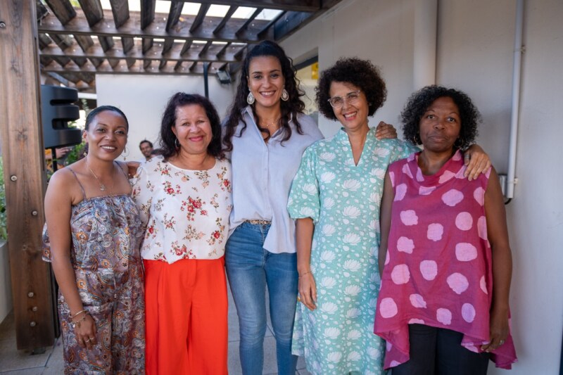 La médiathèque de Saint-Gilles-les-Bains accueille l’exposition itinérante «In fonnkèr pou mon komune » réalisée par l’École Artistique Intercommunale de l’Ouest ce vendredi 30 juin 2023. La Vice-présidente du TCO en charge de la Culture, Roxanne PAUSE-DAMOUR, , également Conseillère municipale de Saint-Paul, participe à cet événement.