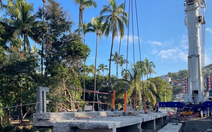 Les travaux du Programme de Renouvellement Urbain (PRU) de Saint-Gilles-les-Bains se poursuivent comme l’illustre le retrait du pont de la ravine Saint-Gilles réalisé ce mercredi 12 juillet 2023.