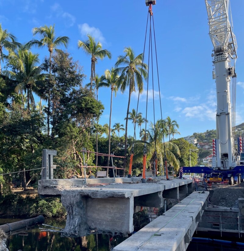 Les travaux du Programme de Renouvellement Urbain (PRU) de Saint-Gilles-les-Bains se poursuivent comme l’illustre le retrait du pont de la ravine Saint-Gilles réalisé ce mercredi 12 juillet 2023.
