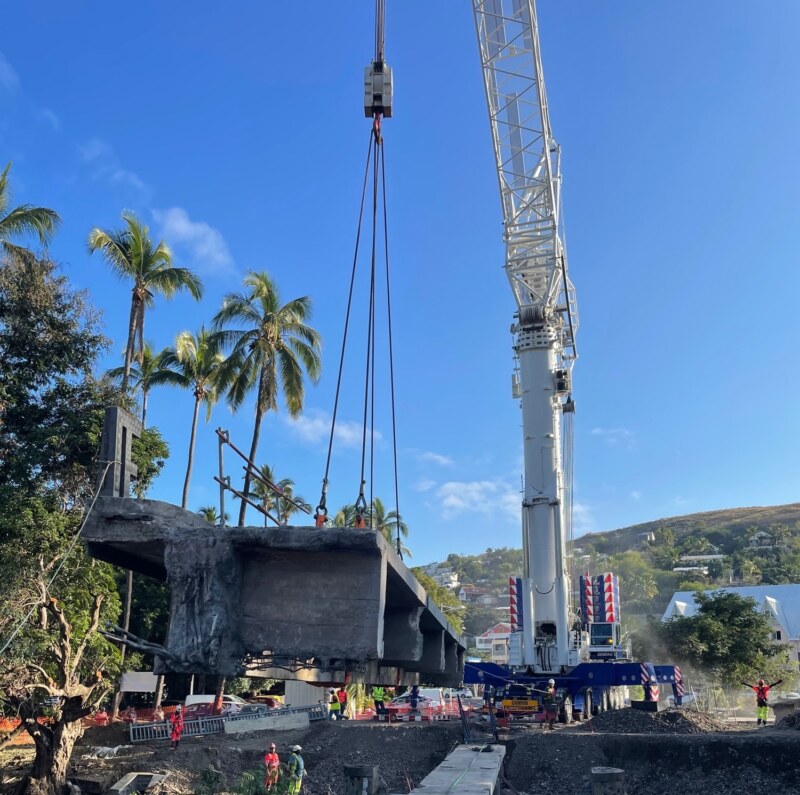 Les travaux du Programme de Renouvellement Urbain (PRU) de Saint-Gilles-les-Bains se poursuivent comme l’illustre le retrait du pont de la ravine Saint-Gilles réalisé ce mercredi 12 juillet 2023.