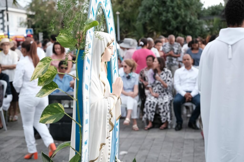 Vivez avec nous la fête des pêcheurs ! Cet événement populaire se déroule sur la place du Débarcadère, près de la baie du meilleur ancrage ce mardi 15 août 2023.
