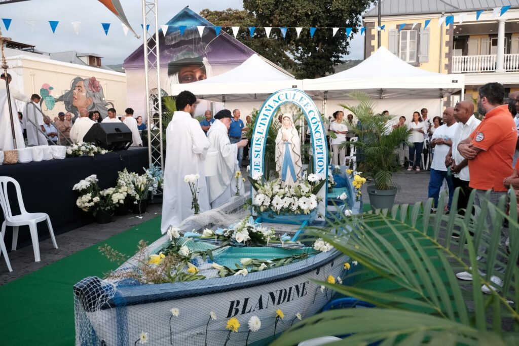 Vivez avec nous la fête des pêcheurs ! Cet événement populaire se déroule sur la place du Débarcadère, près de la baie du meilleur ancrage ce mardi 15 août 2023.