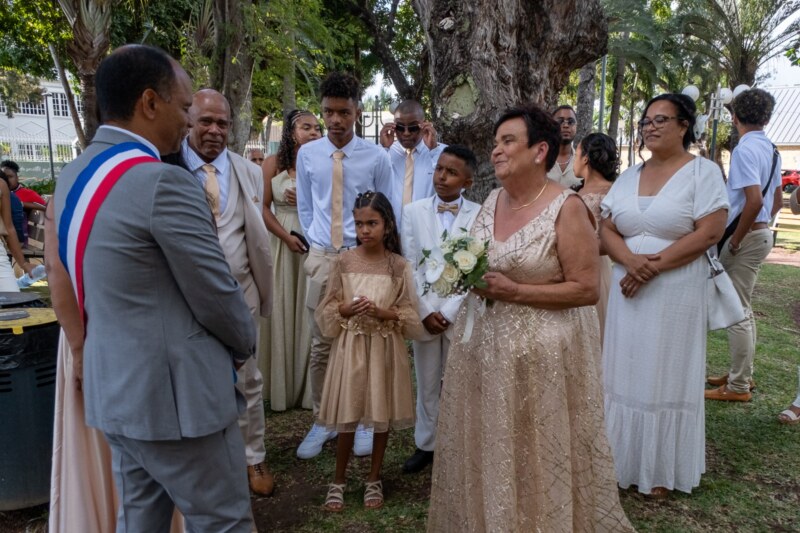 Le Maire de Saint-Paul, Emmanuel SÉRAPHIN, participent à un événement exceptionnel ce samedi 19 août 2023 à l’Hôtel de Ville. Mélanie et Philippe LAURET renouvellent leurs vœux au bout d’un amour consacré en août 1973 suite à leur mariage. Un beau moment marqué par l’émotion mais aussi par le partage en présence de leurs nombreux proches.