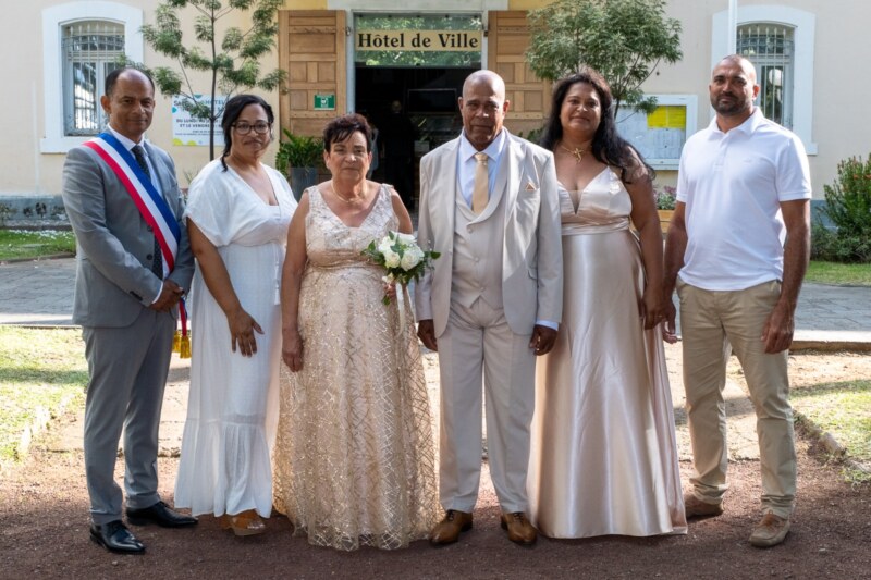 Le Maire de Saint-Paul, Emmanuel SÉRAPHIN, participent à un événement exceptionnel ce samedi 19 août 2023 à l’Hôtel de Ville. Mélanie et Philippe LAURET renouvellent leurs vœux au bout d’un amour consacré en août 1973 suite à leur mariage. Un beau moment marqué par l’émotion mais aussi par le partage en présence de leurs nombreux proches.