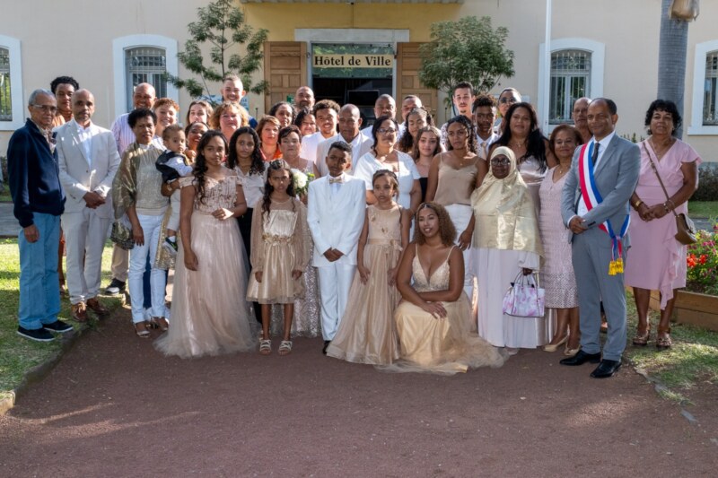 Le Maire de Saint-Paul, Emmanuel SÉRAPHIN, participent à un événement exceptionnel ce samedi 19 août 2023 à l’Hôtel de Ville. Mélanie et Philippe LAURET renouvellent leurs vœux au bout d’un amour consacré en août 1973 suite à leur mariage. Un beau moment marqué par l’émotion mais aussi par le partage en présence de leurs nombreux proches.