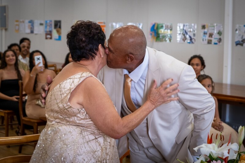 Le Maire de Saint-Paul, Emmanuel SÉRAPHIN, participent à un événement exceptionnel ce samedi 19 août 2023 à l’Hôtel de Ville. Mélanie et Philippe LAURET renouvellent leurs vœux au bout d’un amour consacré en août 1973 suite à leur mariage. Un beau moment marqué par l’émotion mais aussi par le partage en présence de leurs nombreux proches.