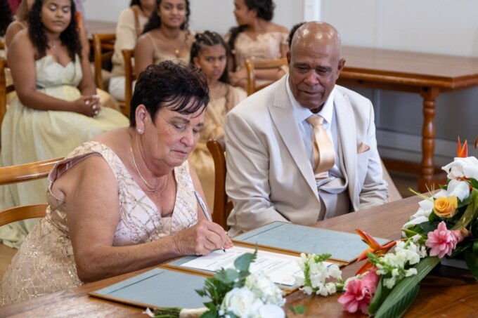 Le Maire de Saint-Paul, Emmanuel SÉRAPHIN, participent à un événement exceptionnel ce samedi 19 août 2023 à l’Hôtel de Ville. Mélanie et Philippe LAURET renouvellent leurs vœux au bout d’un amour consacré en août 1973 suite à leur mariage. Un beau moment marqué par l’émotion mais aussi par le partage en présence de leurs nombreux proches.