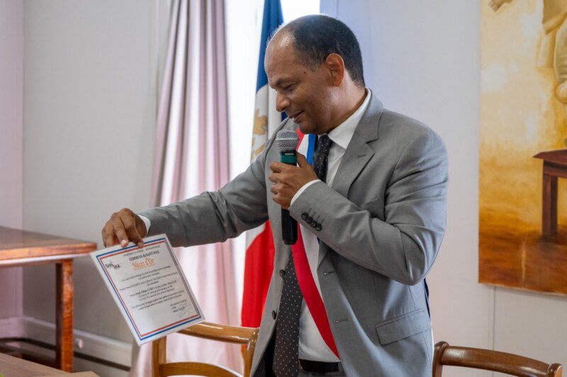Le Maire de Saint-Paul, Emmanuel SÉRAPHIN, participent à un événement exceptionnel ce samedi 19 août 2023 à l’Hôtel de Ville. Mélanie et Philippe LAURET renouvellent leurs vœux au bout d’un amour consacré en août 1973 suite à leur mariage. Un beau moment marqué par l’émotion mais aussi par le partage en présence de leurs nombreux proches.