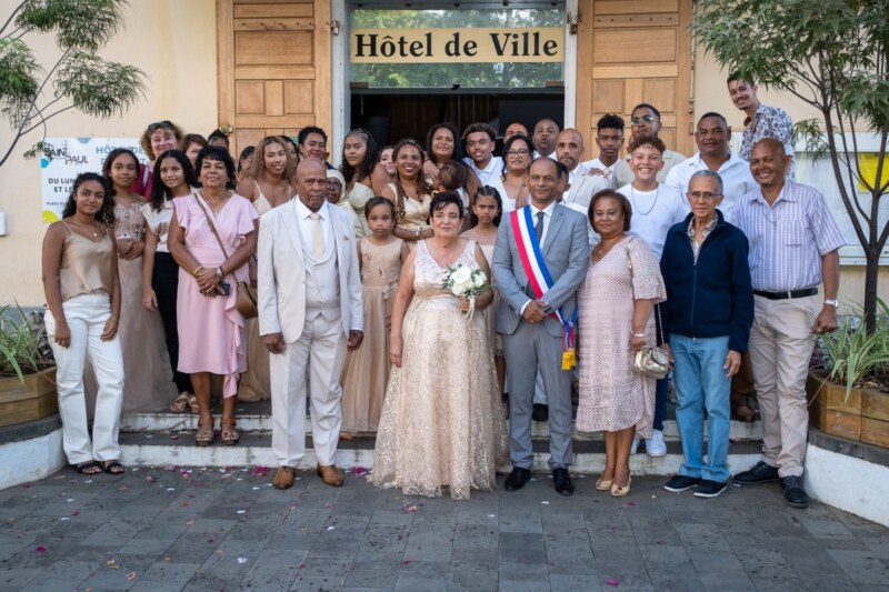 Le Maire de Saint-Paul, Emmanuel SÉRAPHIN, participent à un événement exceptionnel ce samedi 19 août 2023 à l’Hôtel de Ville. Mélanie et Philippe LAURET renouvellent leurs vœux au bout d’un amour consacré en août 1973 suite à leur mariage. Un beau moment marqué par l’émotion mais aussi par le partage en présence de leurs nombreux proches.