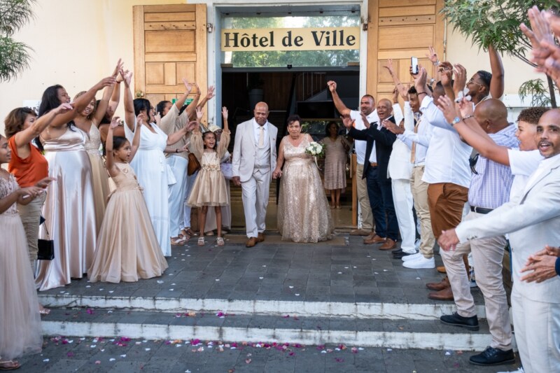 Le Maire de Saint-Paul, Emmanuel SÉRAPHIN, participent à un événement exceptionnel ce samedi 19 août 2023 à l’Hôtel de Ville. Mélanie et Philippe LAURET renouvellent leurs vœux au bout d’un amour consacré en août 1973 suite à leur mariage. Un beau moment marqué par l’émotion mais aussi par le partage en présence de leurs nombreux proches.