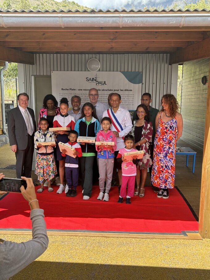 Ce mardi 26 septembre, l'école de Roche Plate a été inauguré en présence du Maire de Saint-Paul, Emmanuel SÉRAPHIN ; Philippe Malizard, sous-préfet de l'Ouest; Jean-Pierre Mourier, recteur de la l'académie de la Réunion et Céline Sitouze, de la Région Réunion.