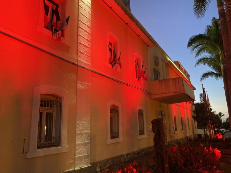 Vous avez dû le remarquer : l’Hôtel de Ville est illuminé d’une couleur rouge. Saint-Paul, Ville Santé, affiche ainsi sa solidarité dans la lutte contre les cancers du sang (leucémies, lymphomes, myélomes et Néoplasies Myéloprolifératives).