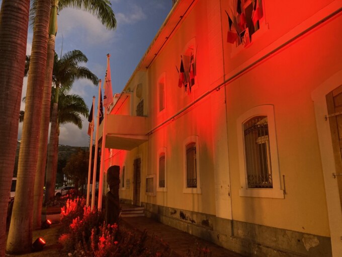Vous avez dû le remarquer : l’Hôtel de Ville est illuminé d’une couleur rouge. Saint-Paul, Ville Santé, affiche ainsi sa solidarité dans la lutte contre les cancers du sang (leucémies, lymphomes, myélomes et Néoplasies Myéloprolifératives).