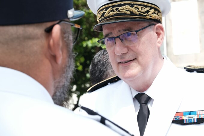 Le nouveau sous-préfet de Saint-Paul, Philippe MALIZARD, prend officiellement ses fonctions ce lundi 11 septembre 2023. À cette occasion, il participe à une cérémonie de dépôts de gerbes au pied du Monument aux morts dans le Jardin de la Liberté.