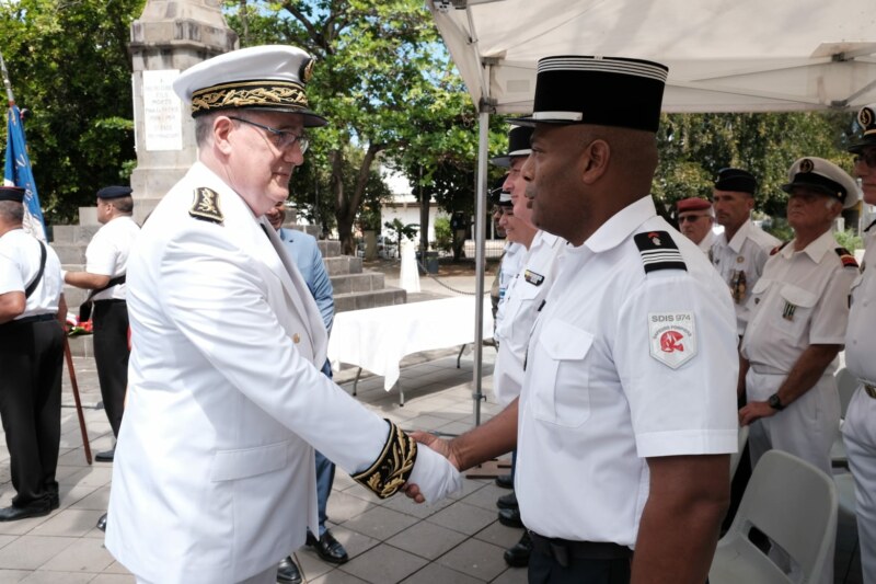 Le nouveau sous-préfet de Saint-Paul, Philippe MALIZARD, prend officiellement ses fonctions ce lundi 11 septembre 2023. À cette occasion, il participe à une cérémonie de dépôts de gerbes au pied du Monument aux morts dans le Jardin de la Liberté.