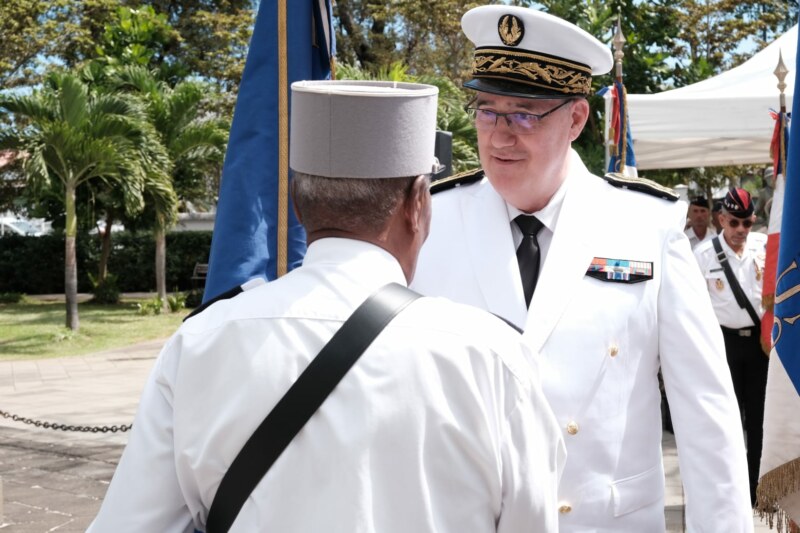 Le nouveau sous-préfet de Saint-Paul, Philippe MALIZARD, prend officiellement ses fonctions ce lundi 11 septembre 2023. À cette occasion, il participe à une cérémonie de dépôts de gerbes au pied du Monument aux morts dans le Jardin de la Liberté.