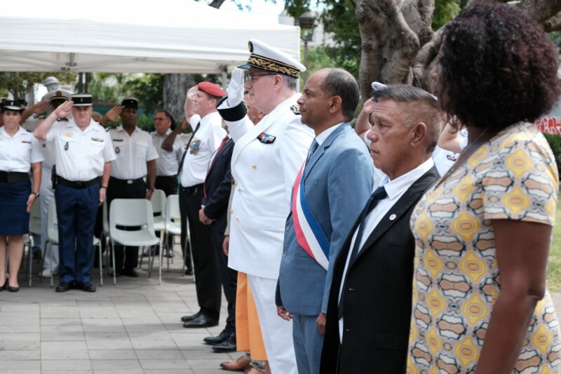 Le nouveau sous-préfet de Saint-Paul, Philippe MALIZARD, prend officiellement ses fonctions ce lundi 11 septembre 2023. À cette occasion, il participe à une cérémonie de dépôts de gerbes au pied du Monument aux morts dans le Jardin de la Liberté.