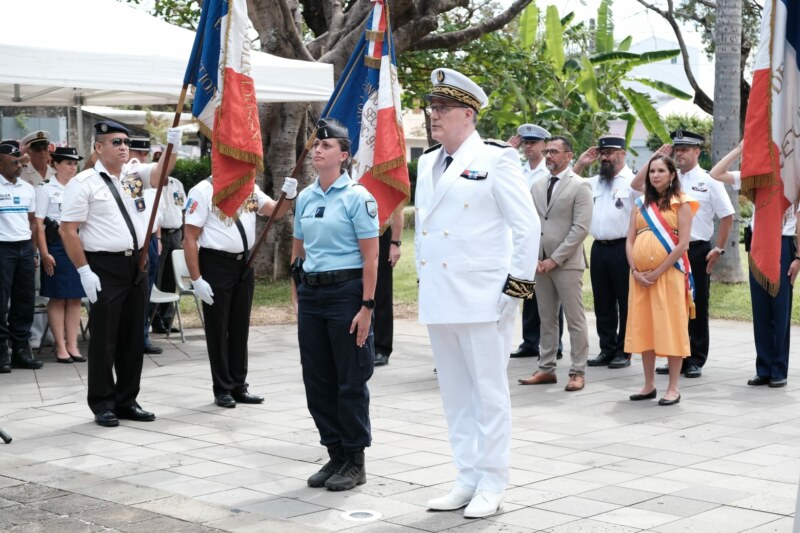 Le nouveau sous-préfet de Saint-Paul, Philippe MALIZARD, prend officiellement ses fonctions ce lundi 11 septembre 2023. À cette occasion, il participe à une cérémonie de dépôts de gerbes au pied du Monument aux morts dans le Jardin de la Liberté.