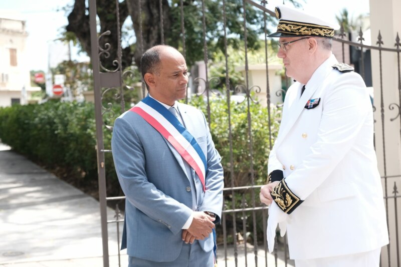 Le nouveau sous-préfet de Saint-Paul, Philippe MALIZARD, prend officiellement ses fonctions ce lundi 11 septembre 2023. À cette occasion, il participe à une cérémonie de dépôts de gerbes au pied du Monument aux morts dans le Jardin de la Liberté.