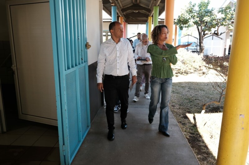 Le Maire de Saint-Paul, Emmanuel SÉRAPHIN, poursuit sa série de visites des écoles du territoire. Direction l’école maternelle de La Balance, à Fleurimont, ce mardi 12 septembre 2023. Cette nouvelle rencontre vise à s’assurer que les 115 élèves bénéficient de conditions optimale de travail.