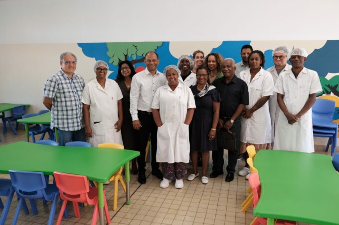 Le Maire de Saint-Paul, Emmanuel SÉRAPHIN, poursuit sa série de visites des écoles du territoire. Direction l’école maternelle de La Balance, à Fleurimont, ce mardi 12 septembre 2023. Cette nouvelle rencontre vise à s’assurer que les 115 élèves bénéficient de conditions optimale de travail.