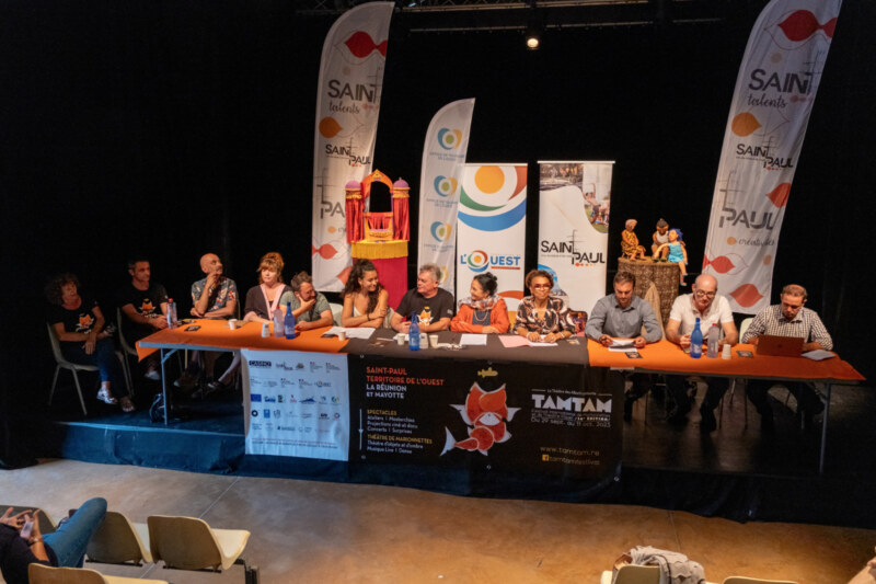 La 10ème de TAM TAM a été présentée ce mardi 4 octobre 2023 à la salle polyvalente du Ruisseau. C'est avec une profonde émotion que la première Adjointe aux Affaires culturelles, Suzelle BOUCHER, et les différents partenaires* ont lancé l’ultime édition ce festival international de marionnettes et de théâtre visuel depuis la salle polyvalente du Ruisseau.