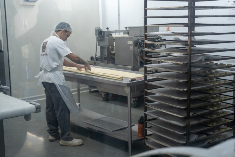 Connaissez-vous Ker Métis ? Cette biscuiterie de Saint-Paul, installée dans la Zone d’activités économiques de l’Éperon à Saint-Gilles-les-Hauts, confectionne des biscuits bretons fabriqués 100% localement.