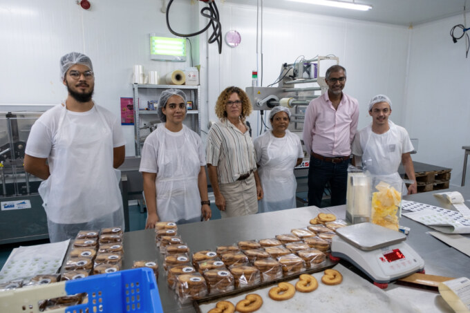 Connaissez-vous Ker Métis ? Cette biscuiterie de Saint-Paul, installée dans la Zone d’activités économiques de l’Éperon à Saint-Gilles-les-Hauts, confectionne des biscuits bretons fabriqués 100% localement.