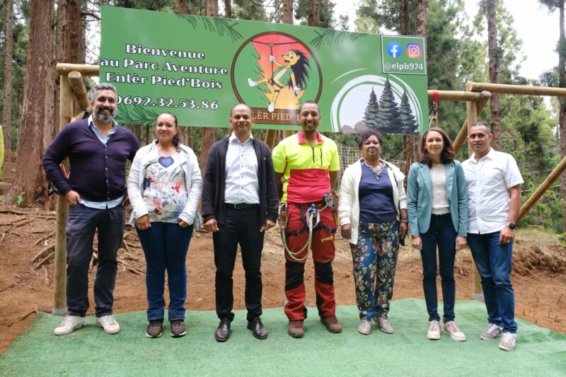 Ce mardi matin 11 octobre 2023 a eu lieu l'inauguration de la structure Accrobranche « Enlèr Pied’ Bois » en présence des gérants de la structure, Nathaniel et Anaïs LOUISO, du Maire de Saint Paul, Emmanuel SÉRAPHIN, de la Conseillère régionale et Sénatrice de La Réunion, Évelyne CORBIÈRE, et des autres élu·es.
