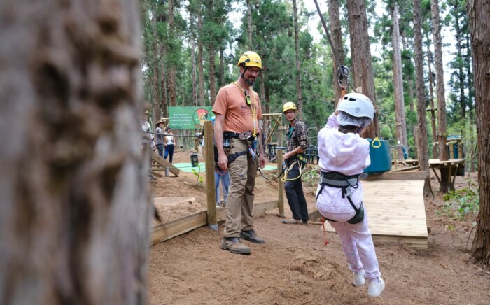 Ce mardi matin 11 octobre 2023 a eu lieu l'inauguration de la structure Accrobranche « Enlèr Pied’ Bois » en présence des gérants de la structure, Nathaniel et Anaïs LOUISO, du Maire de Saint Paul, Emmanuel SÉRAPHIN, de la Conseillère régionale et Sénatrice de La Réunion, Évelyne CORBIÈRE, et des autres élu·es.
