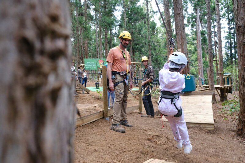 Ce mardi matin 11 octobre 2023 a eu lieu l'inauguration de la structure Accrobranche « Enlèr Pied’ Bois » en présence des gérants de la structure, Nathaniel et Anaïs LOUISO, du Maire de Saint Paul, Emmanuel SÉRAPHIN, de la Conseillère régionale et Sénatrice de La Réunion, Évelyne CORBIÈRE, et des autres élu·es.