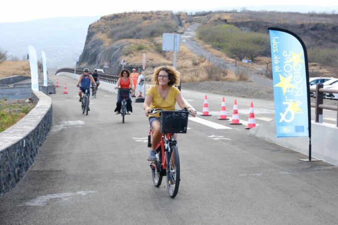 La circulation dans les deux sens est de nouveau possible sur la RN1A depuis ce samedi 28 octobre 2023. Cet événement marque également l’inauguration de la piste cyclable avec vue sur mer du Cap LA HOUSSAYE.