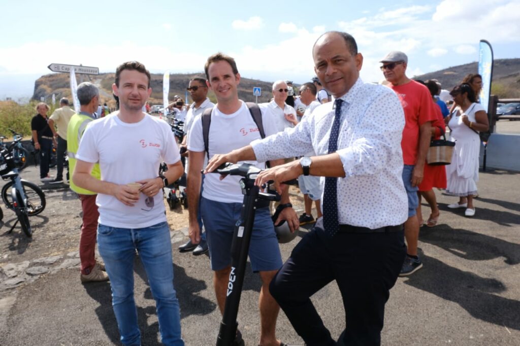 La circulation dans les deux sens est de nouveau possible sur la RN1A depuis ce samedi 28 octobre 2023. Cet événement marque également l’inauguration de la piste cyclable avec vue sur mer du Cap LA HOUSSAYE.