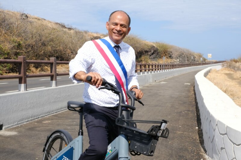 La circulation dans les deux sens est de nouveau possible sur la RN1A depuis ce samedi 28 octobre 2023. Cet événement marque également l’inauguration de la piste cyclable avec vue sur mer du Cap LA HOUSSAYE.