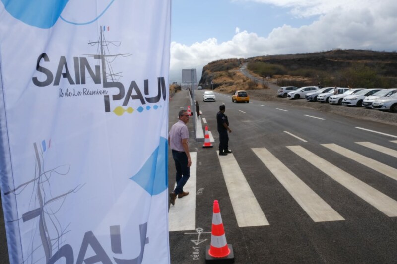La circulation dans les deux sens est de nouveau possible sur la RN1A depuis ce samedi 28 octobre 2023. Cet événement marque également l’inauguration de la piste cyclable avec vue sur mer du Cap LA HOUSSAYE.