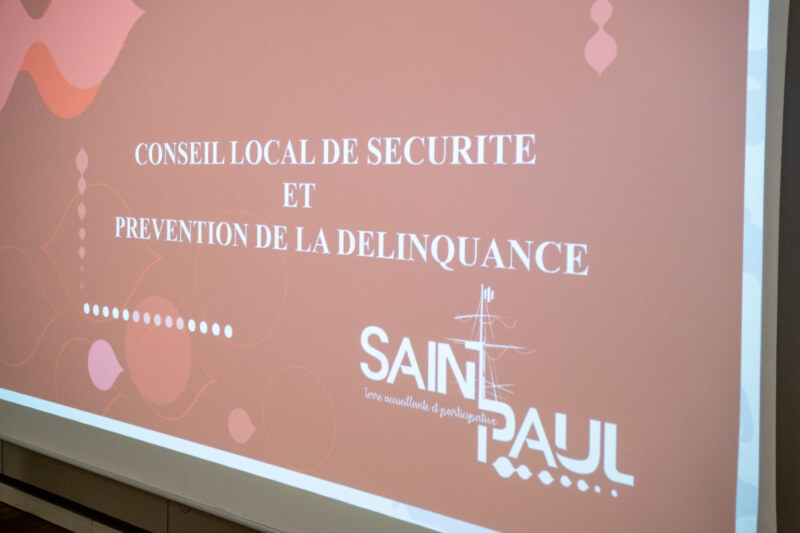 La séance restreinte du Conseil Local de Sécurité et de Prévention de la Délinquance de Saint-Paul s’est tenue à l’Hôtel de Ville le mercredi 27 septembre 2023 en présence du Maire de Saint-Paul, Emmanuel SÉRAPHIN, également président du CLSPD.
